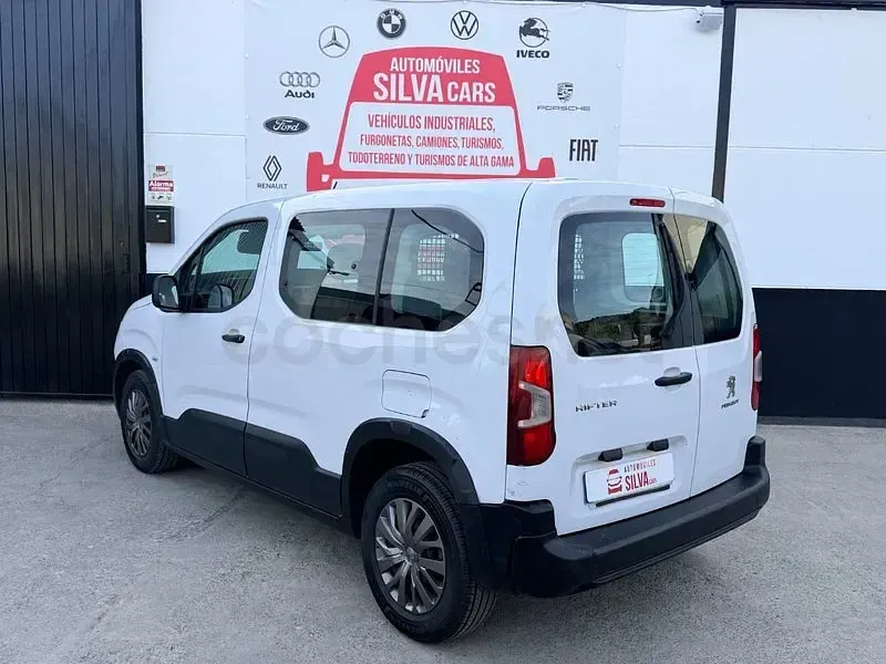 Usado Peugeot Rifter Allure 100 CV (73 kW) 2023 Blanco Monovolumen