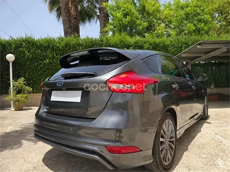 Usado Ford Focus ST-Line 120 CV (88 kW) 2018 Gris / plata Berlina