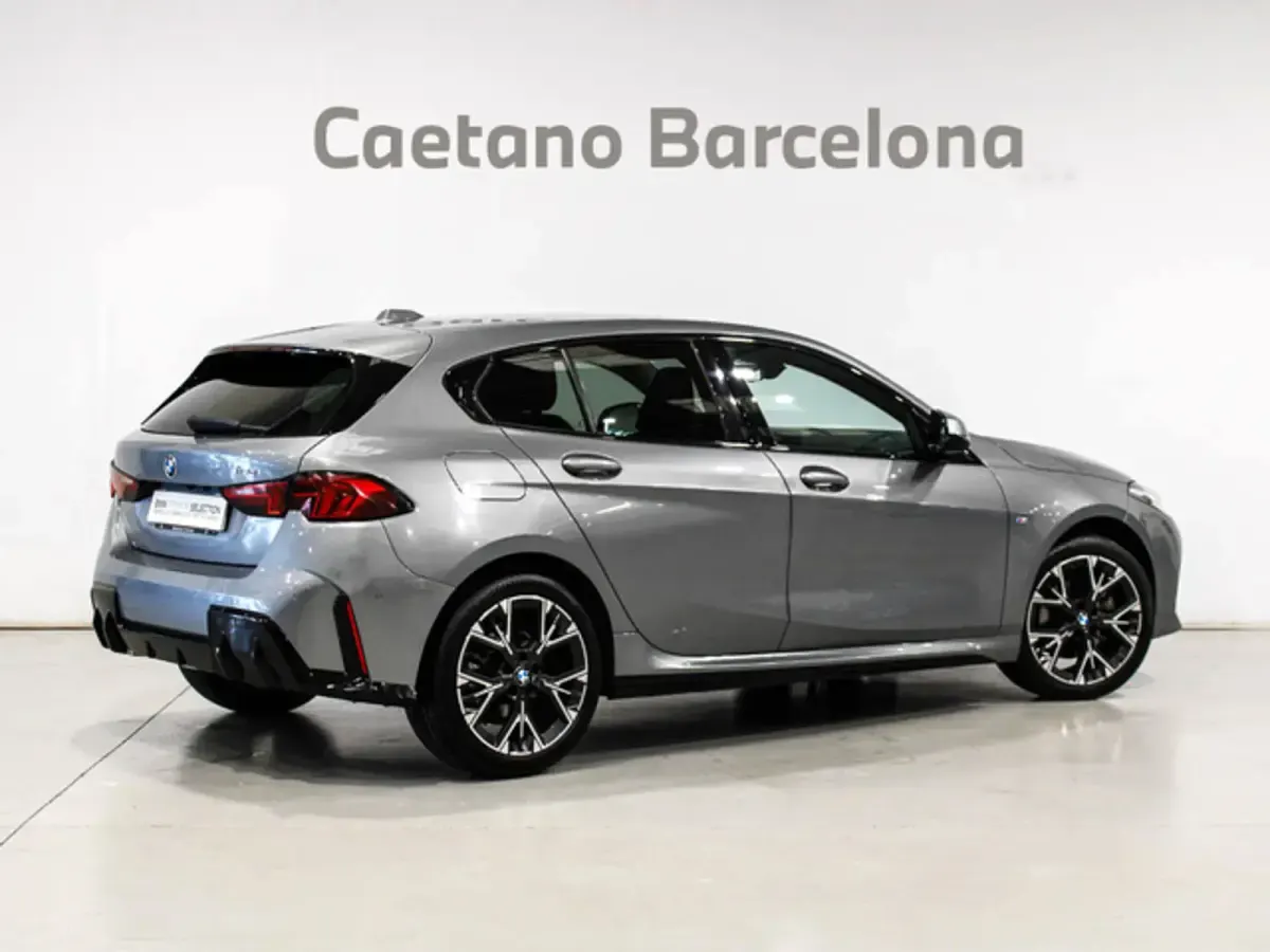 Usado BMW 118 Comfort Edition 150 CV (110 kW) 2025 Gris Utilitario
