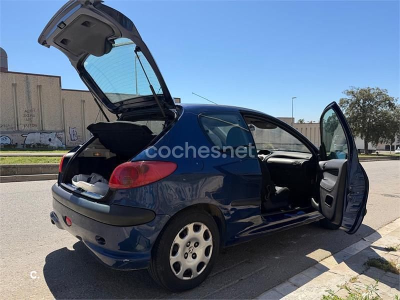 Usado Peugeot 206 75 CV (55 kW) 2003 Azul Berlina