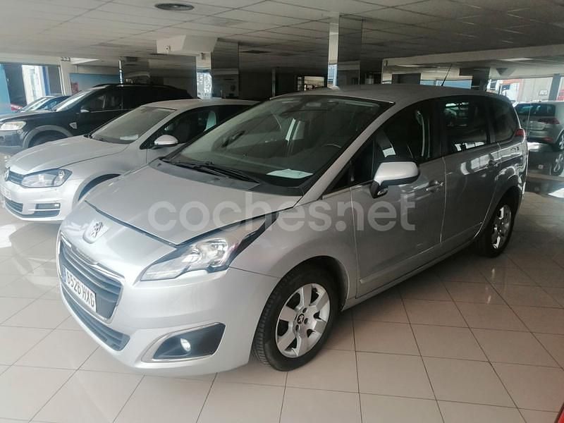 Usado Peugeot 5008 Active 115 CV (84 kW) 2014 Gris / plata Monovolumen