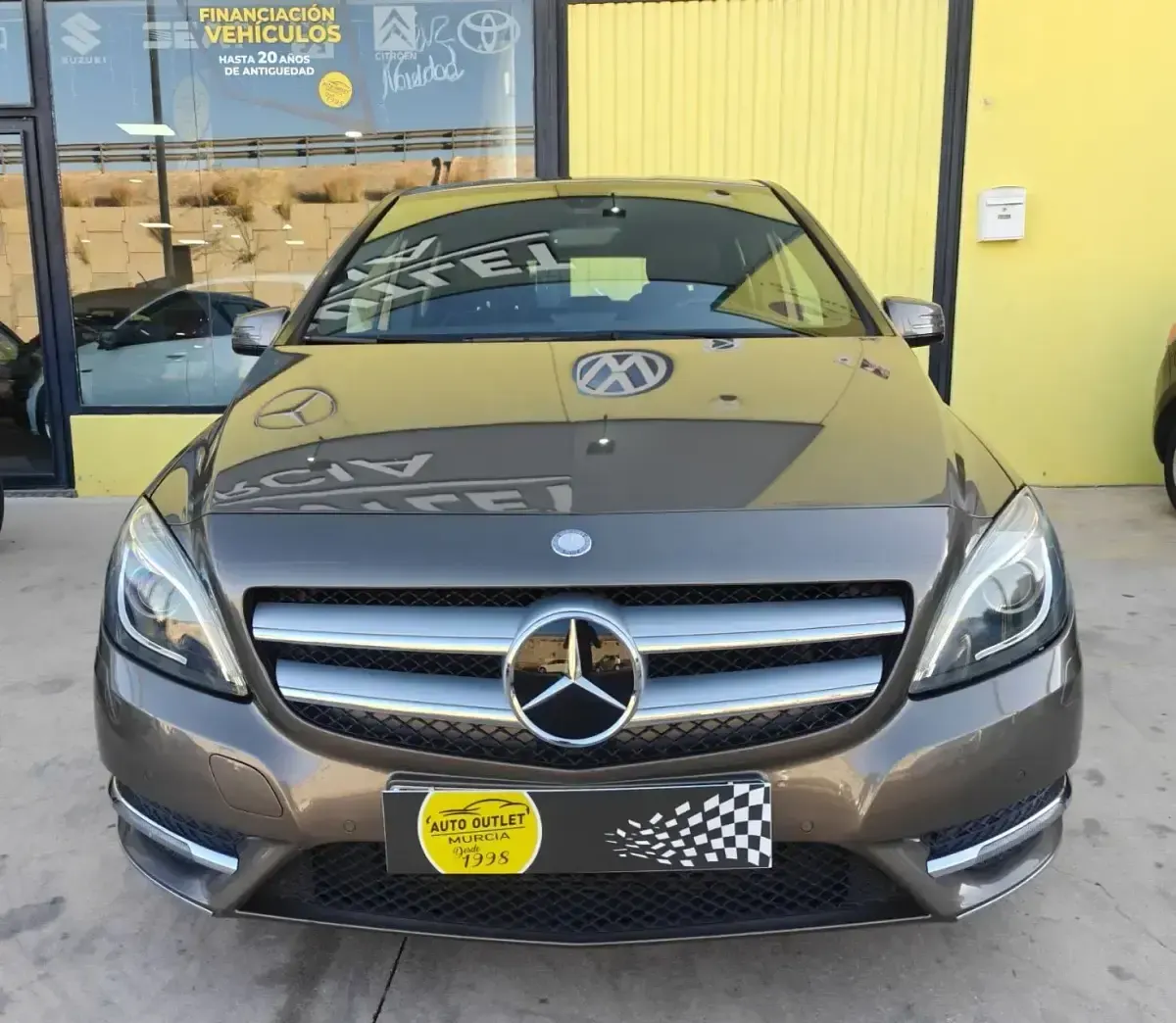 Usado Mercedes B180 AMG line 109 CV (80 kW) 2015 Marrón Utilitario