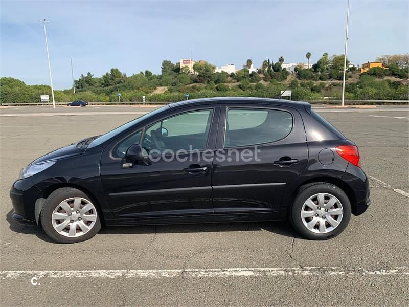 Usado Peugeot 207 70 CV (51 kW) 2008 Negro Berlina