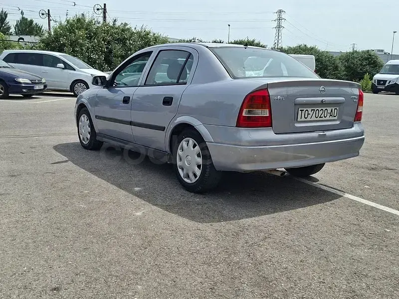 Usado Opel Astra Comfort 100 CV (73 kW) 1999 Gris / plata Familiar