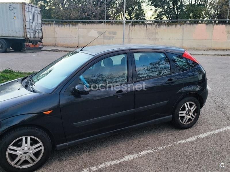 Usado Ford Focus Trend 100 CV (73 kW) 2001 Negro Berlina