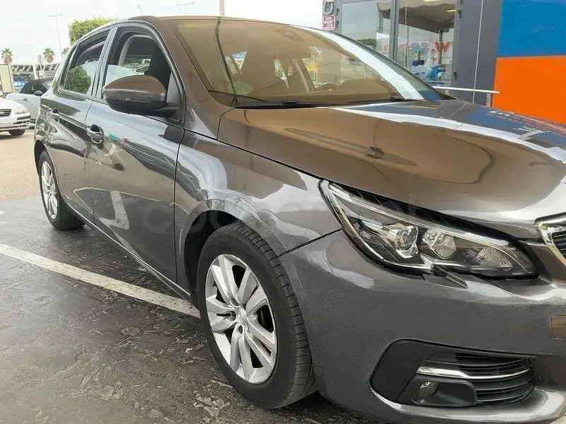 Usado Peugeot 308 Access 100 CV (73 kW) 2017 Gris / plata Berlina