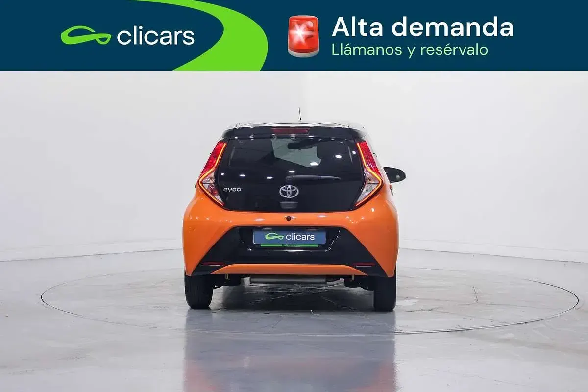 Usado Toyota Aygo X-play 72 CV (52 kW) 2019 Naranja Utilitario