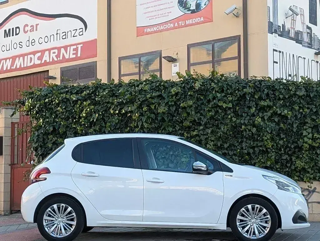 Usado Peugeot 208 Signature Sky 100 CV (73 kW) 2019 Blanco Utilitario