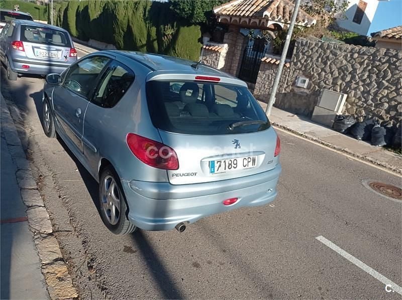 Usado Peugeot 206 Quiksilver 90 CV (66 kW) 2005 Gris / plata Berlina