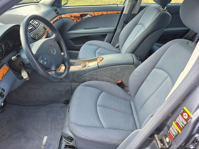 Usado Mercedes E320 Elegance 224 CV (164 kW) 2006 Gris / plata Berlina
