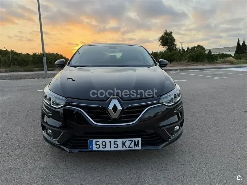 Usado Renault Mégane IV LIMITED 140 CV (102 kW) 2019 Negro Berlina
