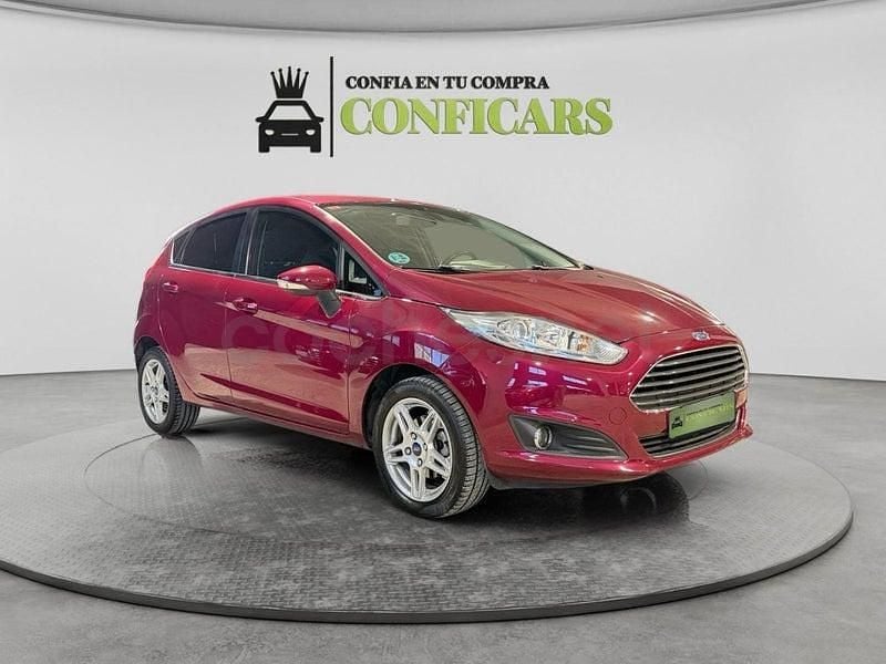 Usado Ford Fiesta Trend 101 CV (74 kW) 2013 Burdeos Utilitario