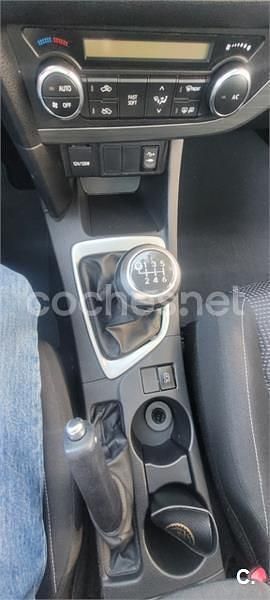 Usado Toyota Auris Active 124 CV (91 kW) 2014 Blanco Berlina