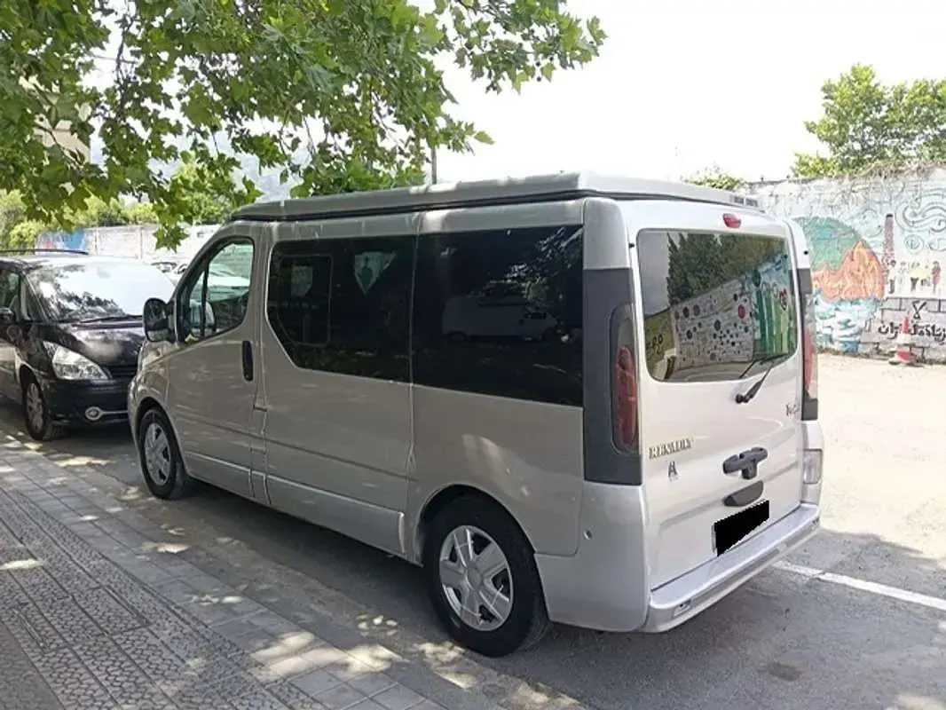 Usado Renault Trafic Privilege 99 CV (72 kW) 2006 Gris Monovolumen