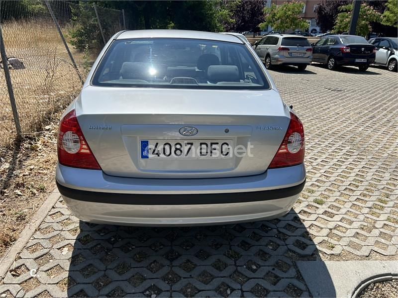 Gris / plata Usado 2004 Hyundai Elantra Comfort Berlina | 2800 € - Imagen 1/4