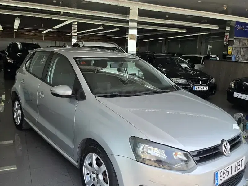 Usado VW Polo Advance 70 CV (51 kW) 2011 Gris / plata Utilitario
