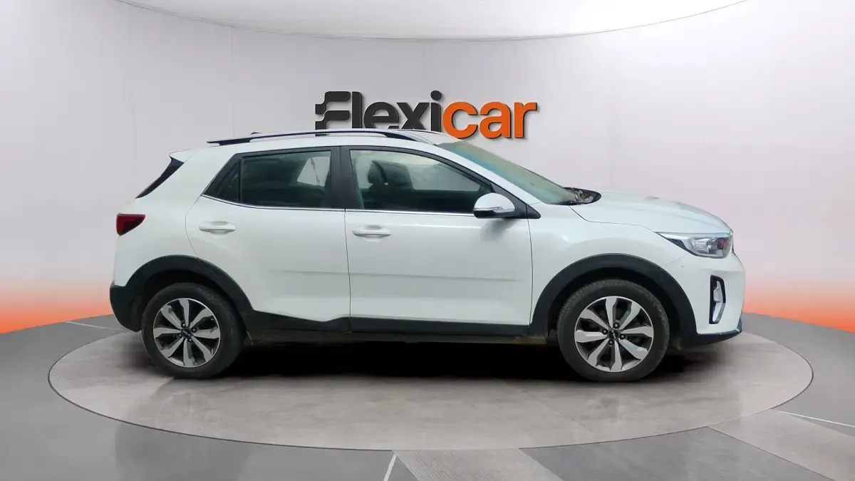 Usado Kia Stonic 84 CV (61 kW) 2023 Blanco SUV