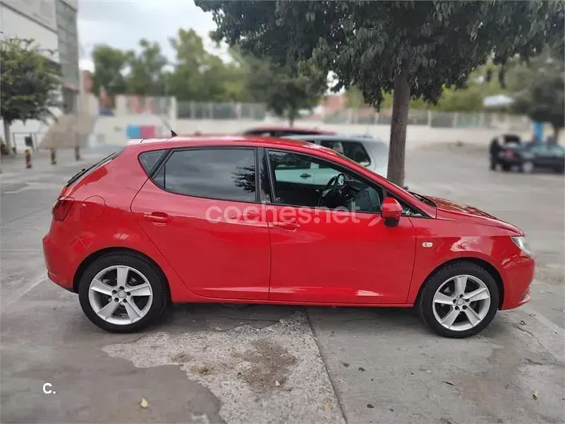 Usado Seat Ibiza Style 90 CV (66 kW) 2013 Rojo Berlina