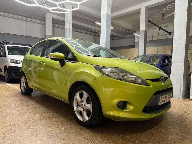 Usado Ford Fiesta Trend 68 CV (50 kW) 2009 Verde Berlina