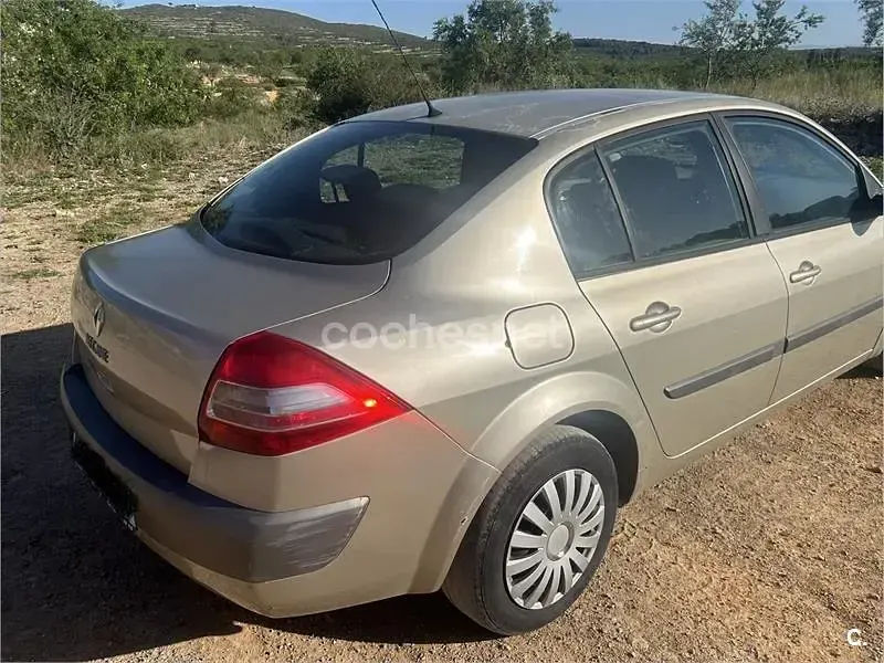Usado Renault Mégane Expression 130 CV (95 kW) 2006 Beige Berlina