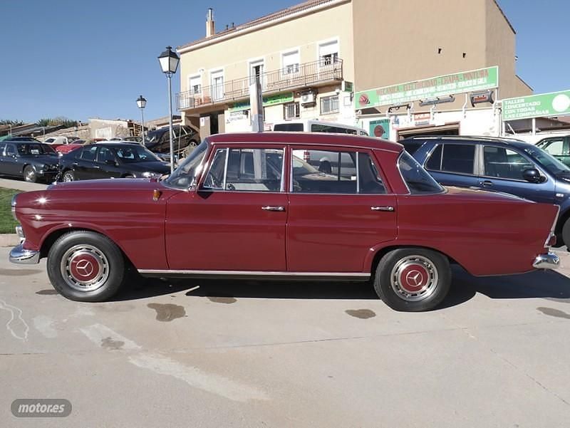 Usado Mercedes 190 55 CV (40 kW) 1973 Granate Berlina