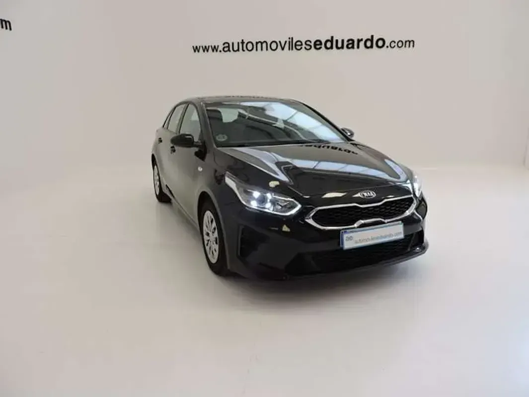 Usado Kia Ceed 120 CV (88 kW) 2018 Negro Utilitario