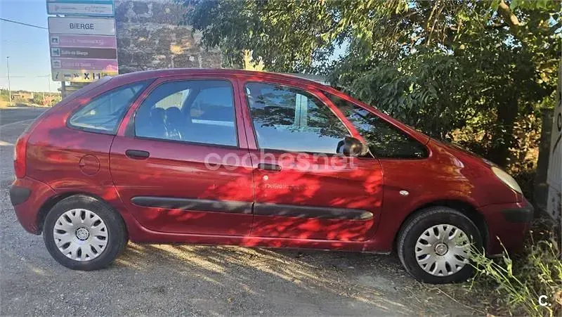 Usado Citroën Xsara Picasso Exclusive 92 CV (67 kW) 2009 Rojo Monovolumen