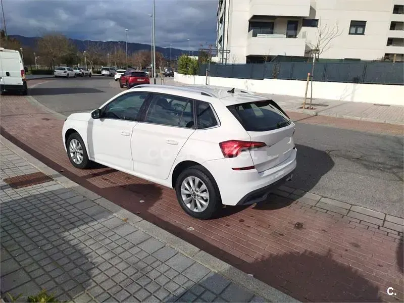 Usado Skoda Kamiq Style 110 CV (80 kW) 2021 Blanco SUV
