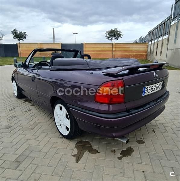 Usado Opel Astra Cabriolet 115 CV (84 kW) 1995 Violeta / lila Descapotable