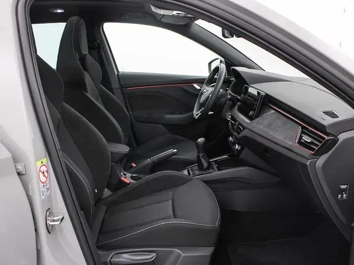 Usado Skoda Scala 115 CV (84 kW) 2025 Gris Utilitario