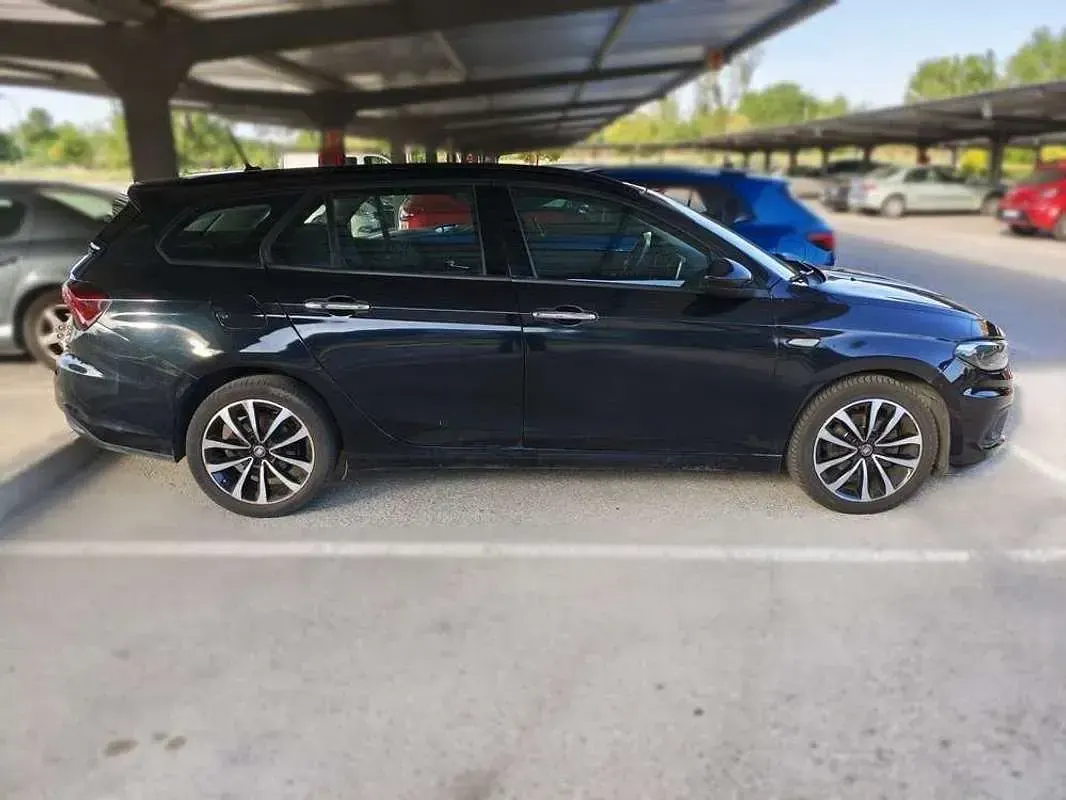 Usado Fiat Tipo Lounge 120 CV (88 kW) 2018 Negro Familiar