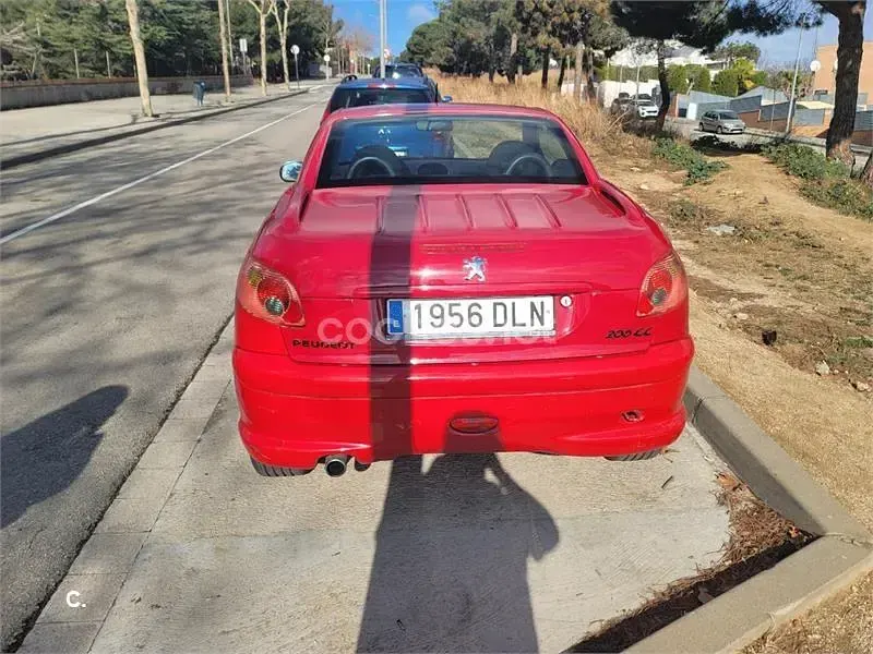 Usado Peugeot 206 CC 110 CV (80 kW) 2005 Rojo Descapotable