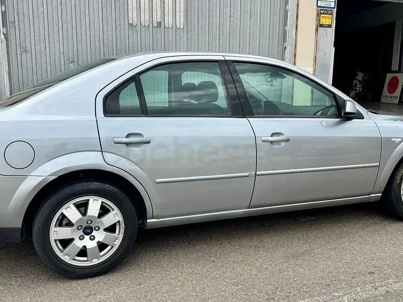 Usado Ford Mondeo Trend 130 CV (95 kW) 2004 Gris / plata Berlina