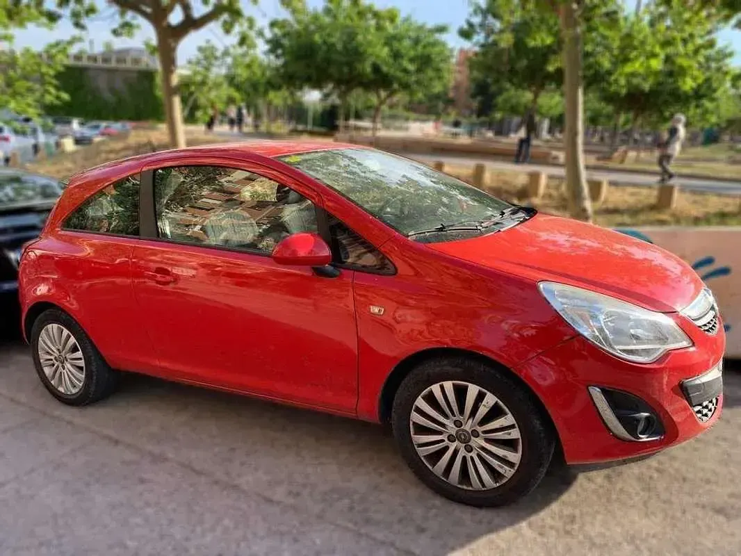 Usado Opel Corsa Selective 86 CV (63 kW) 2013 Rojo Utilitario