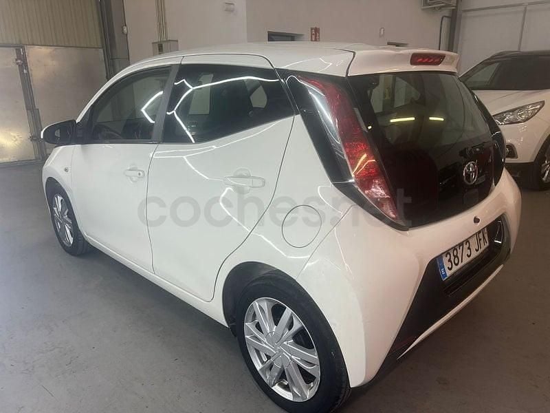 Usado Toyota Aygo X-play 69 CV (50 kW) 2015 Blanco Utilitario