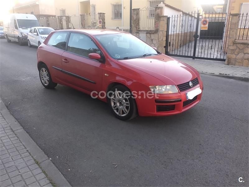 Usado Fiat Stilo Dynamic 103 CV (75 kW) 2003 Rojo Berlina
