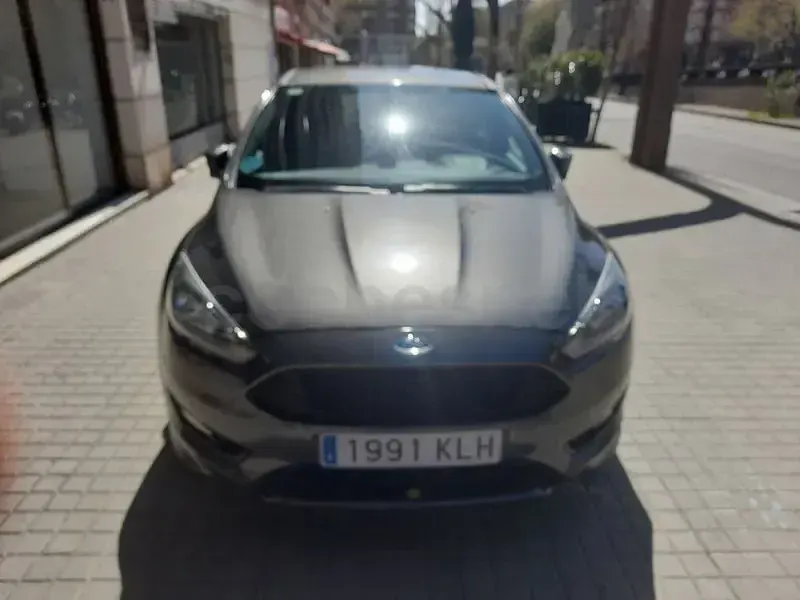 Usado Ford Focus ST-Line 125 CV (91 kW) 2018 Gris / plata Berlina
