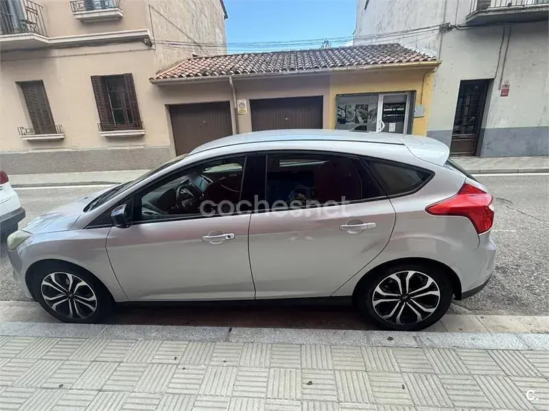 Usado Ford Focus Trend 105 CV (77 kW) 2011 Gris / plata Berlina