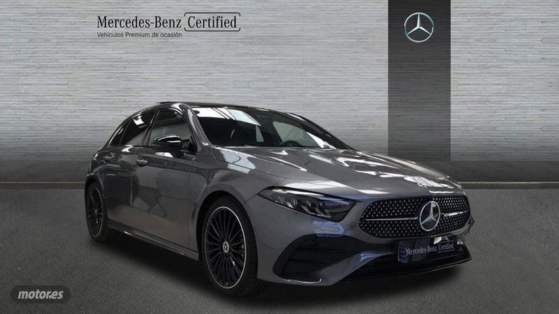 Usado Mercedes A180 AMG line 116 CV (85 kW) 2023 Gris Berlina