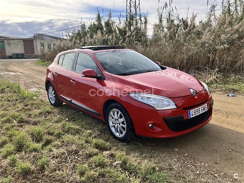Rojo Usado 2009 Renault Mégane Authentique Berlina | 6000 € (Buen precio) - Imagen 1/4
