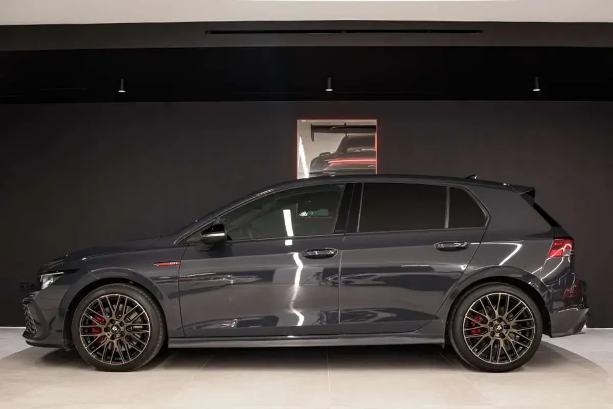 Usado VW Golf VIII GTI 245 CV (180 kW) 2022 Gris Utilitario