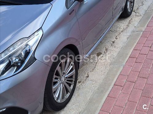 Usado Peugeot 208 Allure 82 CV (60 kW) 2019 Gris / plata Utilitario