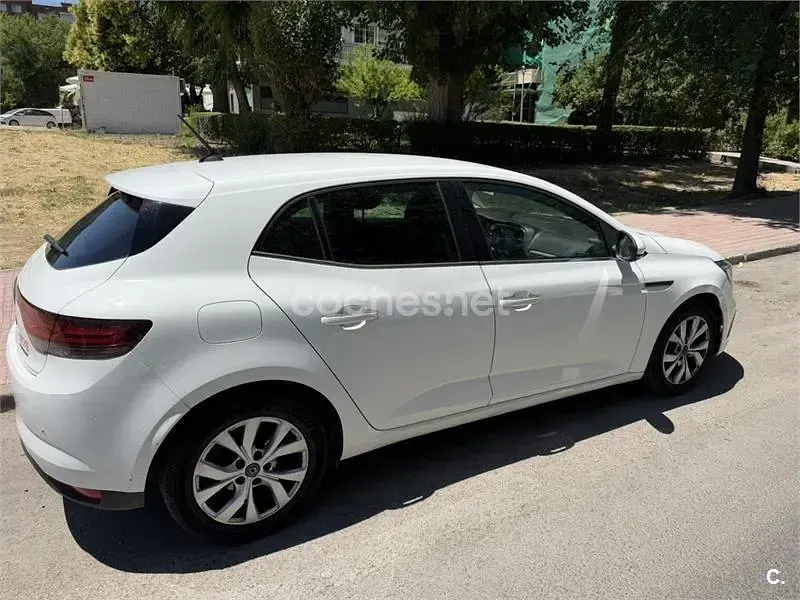 Usado Renault Mégane II Zen 115 CV (84 kW) 2021 Blanco Berlina