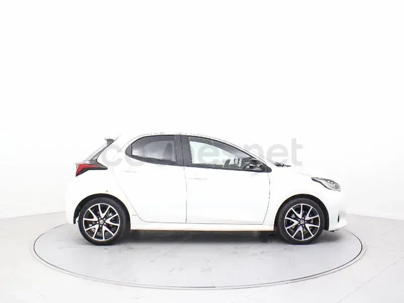 Usado Toyota Yaris Hybrid Style 116 CV (85 kW) 2022 Blanco Berlina