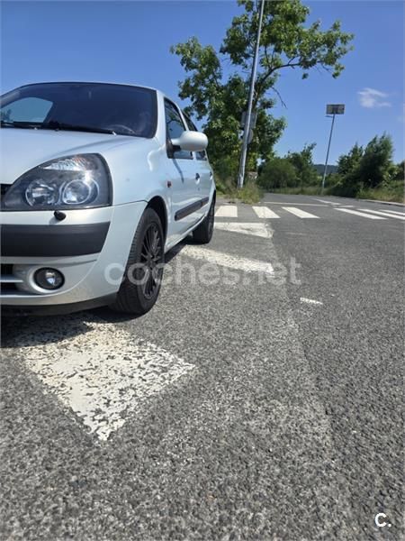 Gris / plata Usado 2002 Renault Clio II Privilege Berlina | 3300 € (Precio justo) - Imagen 1/4