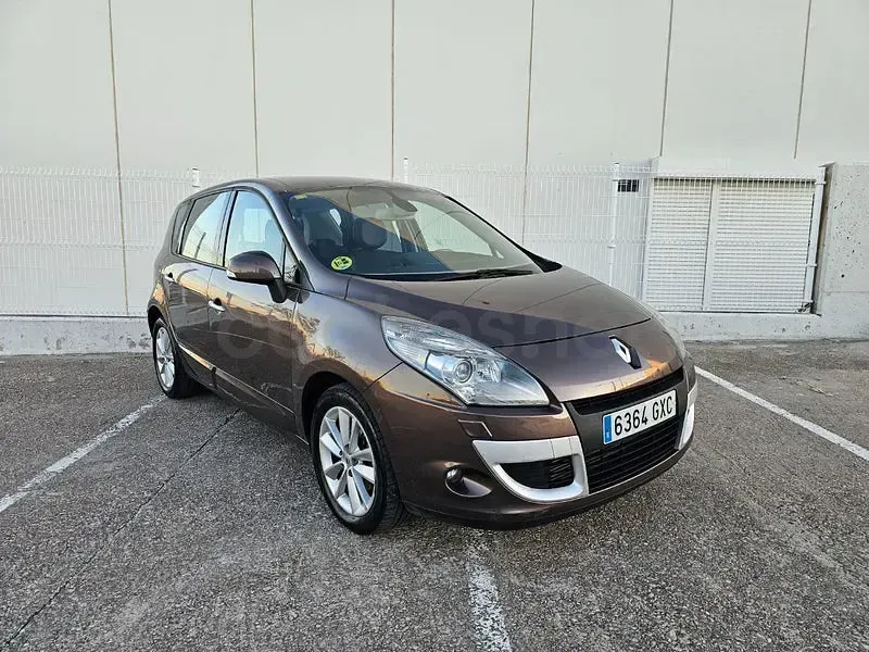 Usado Renault Scénic Privilege 160 CV (117 kW) 2010 Marrón Monovolumen