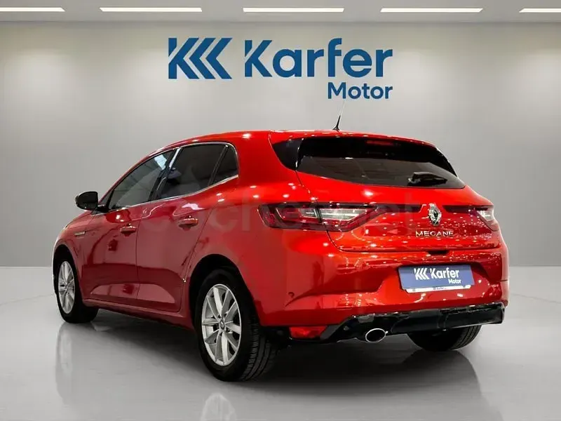 Usado Renault Mégane Zen 110 CV (80 kW) 2016 Rojo Berlina