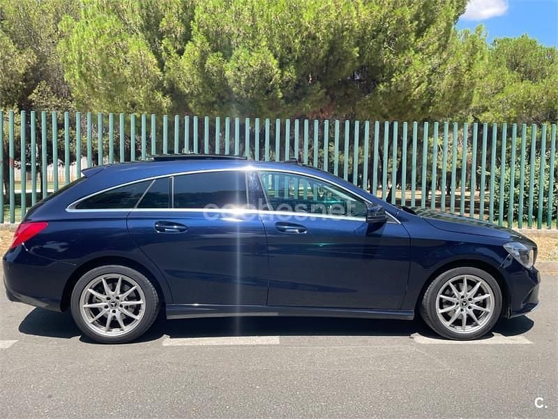 Usado Mercedes CLA220 Shooting Brake 177 CV (130 kW) 2018 Azul Familiar
