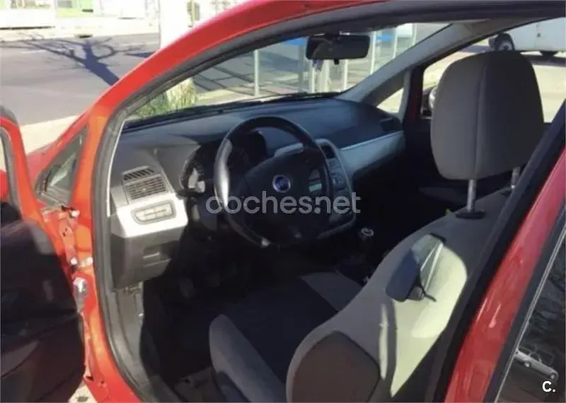 Usado Fiat Grande Punto Dynamic 75 CV (55 kW) 2007 Rojo Utilitario