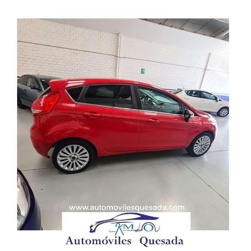 Usado Ford Fiesta Titanium 97 CV (71 kW) 2010 Rojo Utilitario